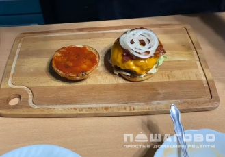 Фото приготовления рецепта: Домашний бургер с мясной котлетой и беконом - шаг 8
