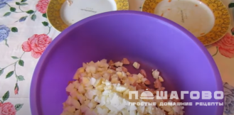 Фото приготовления рецепта: Салат с копченой курицей, морковью по-корейски и кукурузой - шаг 4