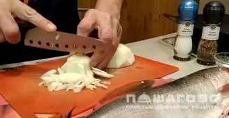 Фото приготовления рецепта: Омуль жареный на сковороде - шаг 2
