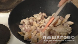 Фото приготовления рецепта: Бефстроганов из куриной грудки - шаг 5