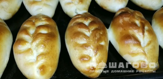 Фото приготовления рецепта: Бабушкины пирожки с сыром и яйцом - шаг 17
