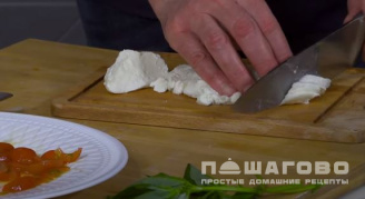Фото приготовления рецепта: Пицца по-итальянски с помидорами черри и двумя видами сыра - шаг 5