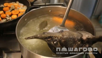 Фото приготовления рецепта: Уха из осетра с овощами - шаг 5