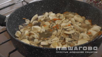 Фото приготовления рецепта: Грибной суп с фрикадельками - шаг 2