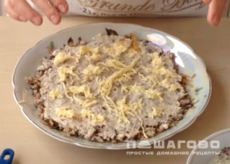 Фото приготовления рецепта: Салат Мимоза с тунцом и яблоком - шаг 5