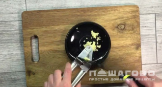 Фото приготовления рецепта: Греческий салат с макаронами и соевым соусом - шаг 5