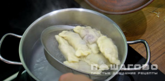 Фото приготовления рецепта: Вкусные вареники с вишней - шаг 11