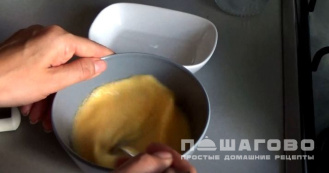Фото приготовления рецепта: Нежный омлет с грибами, специями и сыром - шаг 2