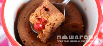 Фото приготовления рецепта: Кекс в микроволновке без молока - шаг 4