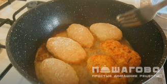 Фото приготовления рецепта: Деревенские котлеты из кролика с пряными травами и пармезаном - шаг 9