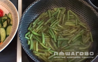 Фото приготовления рецепта: Салат с фунчозой и морепродуктами - шаг 6