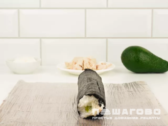 Фото приготовления рецепта: Ролл с курицей, авокадо и сыром - шаг 8