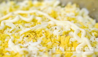 Фото приготовления рецепта: Салат с ветчиной, яйцами и сыром - шаг 5