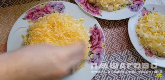 Фото приготовления рецепта: Куриный салат с ананасами - шаг 8