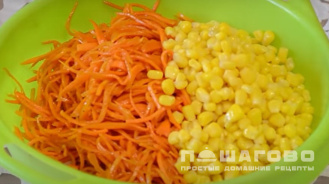 Фото приготовления рецепта: Салат с копченой курицей и корейской морковью - шаг 3
