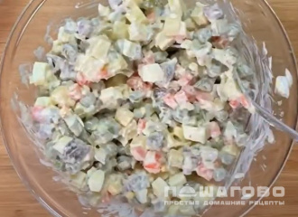 Фото приготовления рецепта: Оливье с мясом - шаг 8