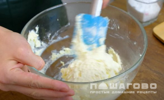 Фото приготовления рецепта: Пышные сырники из творога с мукой - шаг 2