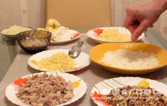 Фото приготовления рецепта: Салат с куриным филе, сыром и орехами - шаг 2