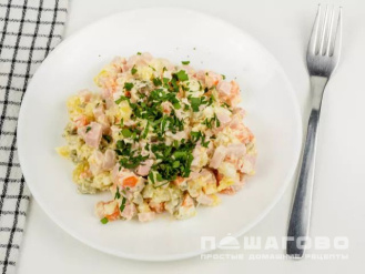 Фото приготовления рецепта: Зимний Оливье с колбасой и солеными огурцами - шаг 4
