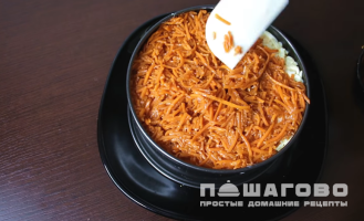 Фото приготовления рецепта: Салат с корейской морковью и грибами - шаг 6