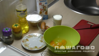 Фото приготовления рецепта: Омлет с колбасой на сковороде - шаг 1