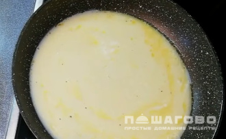 Фото приготовления рецепта: Омлет из яиц с молоком на сковороде - шаг 3