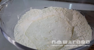 Фото приготовления рецепта: Кручёные пончики на кефире - шаг 1