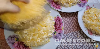 Фото приготовления рецепта: Куриный салат с ананасами - шаг 6