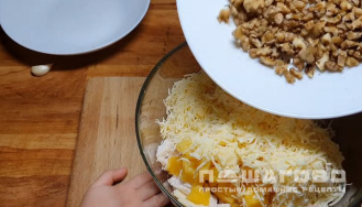 Фото приготовления рецепта: Салат с ананасами, курицей и грецкими орехами - шаг 4