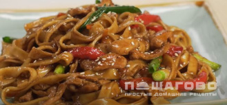 Фото приготовления рецепта: Гречневая лапша по-японски с курицей и овощами - шаг 12