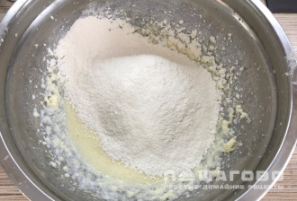 Фото приготовления рецепта: Заливной вишневый пирог - шаг 4
