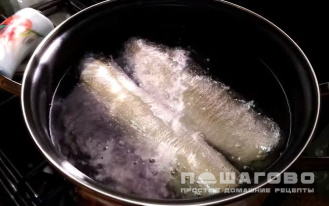 Фото приготовления рецепта: Рулет из требухи с начинкой - шаг 4