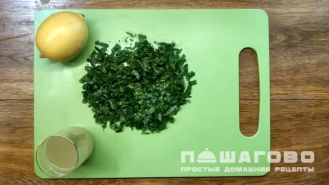 Фото приготовления рецепта: Сок петрушки - шаг 2