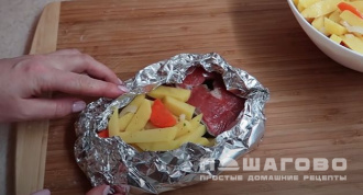Фото приготовления рецепта: Лосось, запеченный в фольге с овощами - шаг 3