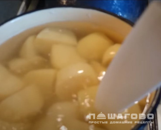 Фото приготовления рецепта: Вареный картофель с чесноком и тимьяном - шаг 5