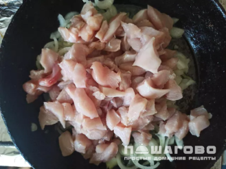 Фото приготовления рецепта: Румяная запеканка с курицей - шаг 2
