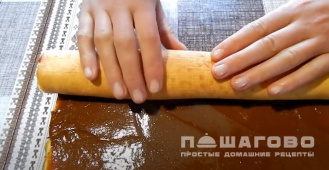 Фото приготовления рецепта: Быстрый рулет из сгущенки с начинкой - шаг 8