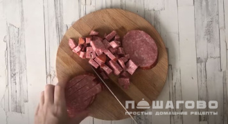Фото приготовления рецепта: Салат с фасолью, копченой колбасой и сухариками - шаг 2