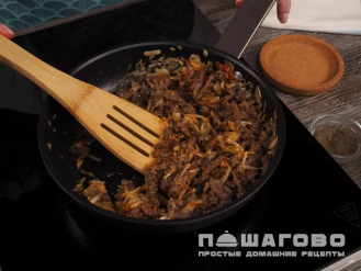 Фото приготовления рецепта: Вареники с мясом и жареным луком - шаг 2