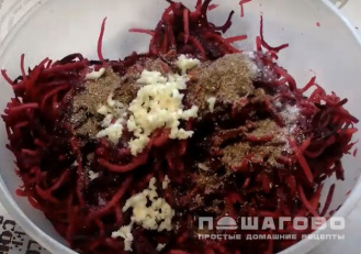 Фото приготовления рецепта: Салат из свежей моркови и свеклы - шаг 3