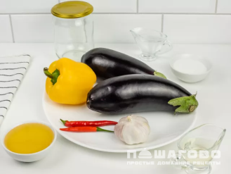 Фото приготовления рецепта: Острые баклажаны на зиму - шаг 1