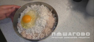 Фото приготовления рецепта: Котлеты ежики рыбные с рисом и подливкой - шаг 2