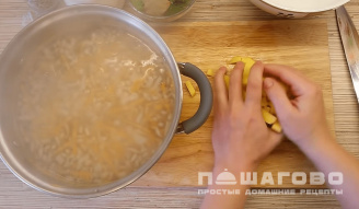 Фото приготовления рецепта: Суп с фрикадельками и овощами - шаг 2