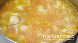 Фото приготовления рецепта: Кислые щи с капустой и куриной грудкой - шаг 5