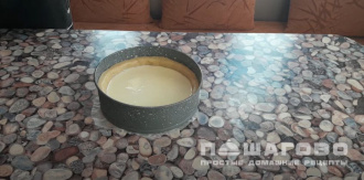 Фото приготовления рецепта: Заливной пирог с клубникой - шаг 13