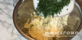 Фото приготовления рецепта: Закуска из крабовых палочек с сыром и зеленью - шаг 3