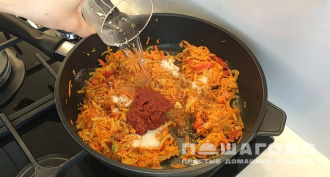 Фото приготовления рецепта: Тушенная скумбрия с овощами на сковороде - шаг 7