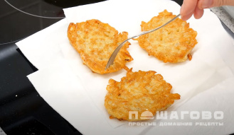 Фото приготовления рецепта: Драники с грибами - шаг 9