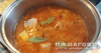 Фото приготовления рецепта: Кислые щи с говядиной и беконом (в духовке) - шаг 15