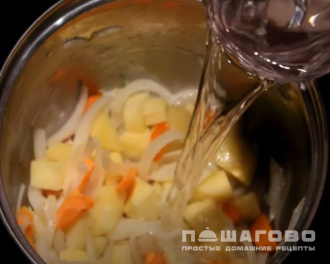 Фото приготовления рецепта: Тыквенный суп-пюре со сливками и курицей - шаг 2
